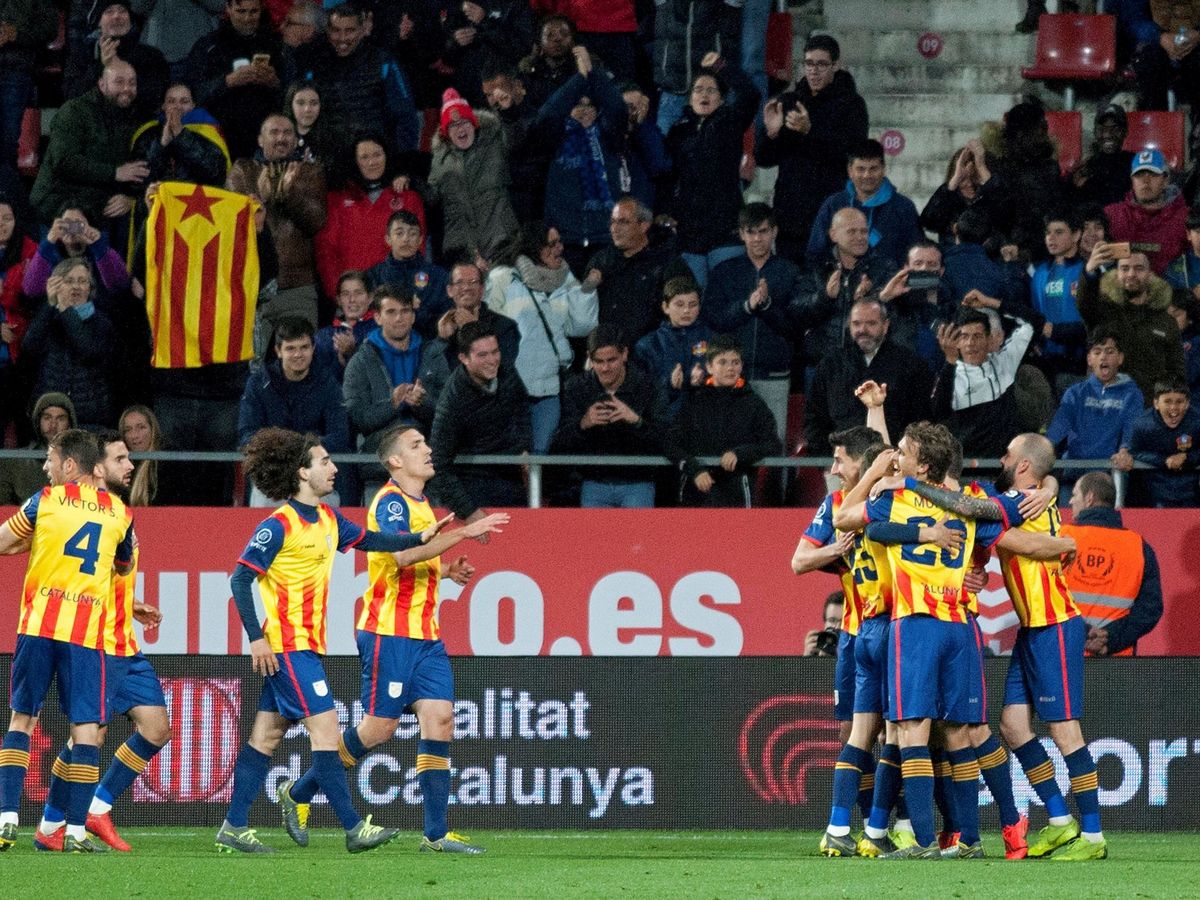 Foto: Los jugadores de la Selección de Cataluña celebran un gol ante Venezuela en marzo del año pasado. (EFE)