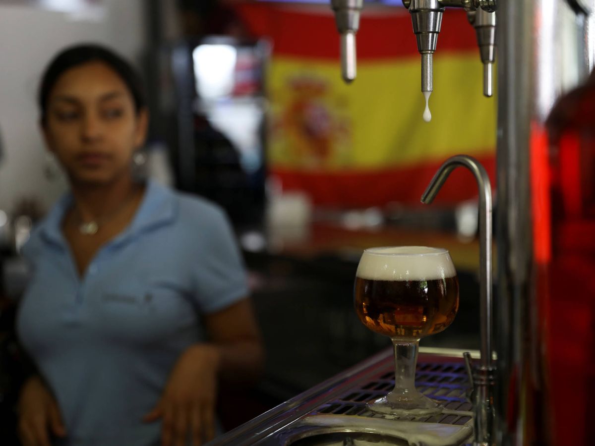 Foto: Si quería antropología de bar, aquí tiene dos tazas. (Reuters/Susana Vera)