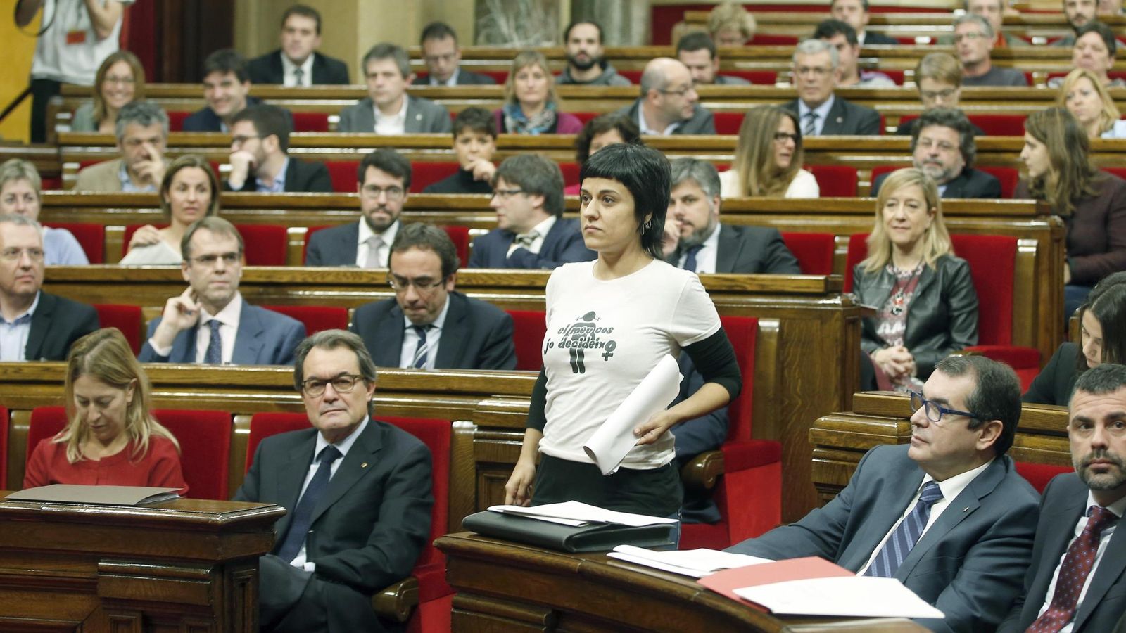 Foto: Anna Gabriel (CUP), en el Parlament, con los diputados de Junts Pel Sí al fondo. (EFE)