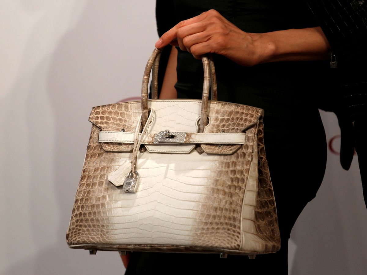 Foto: El mítico bolso de cocodrilo de Hermès vendido en una subasta de Christie's. (Reuters)