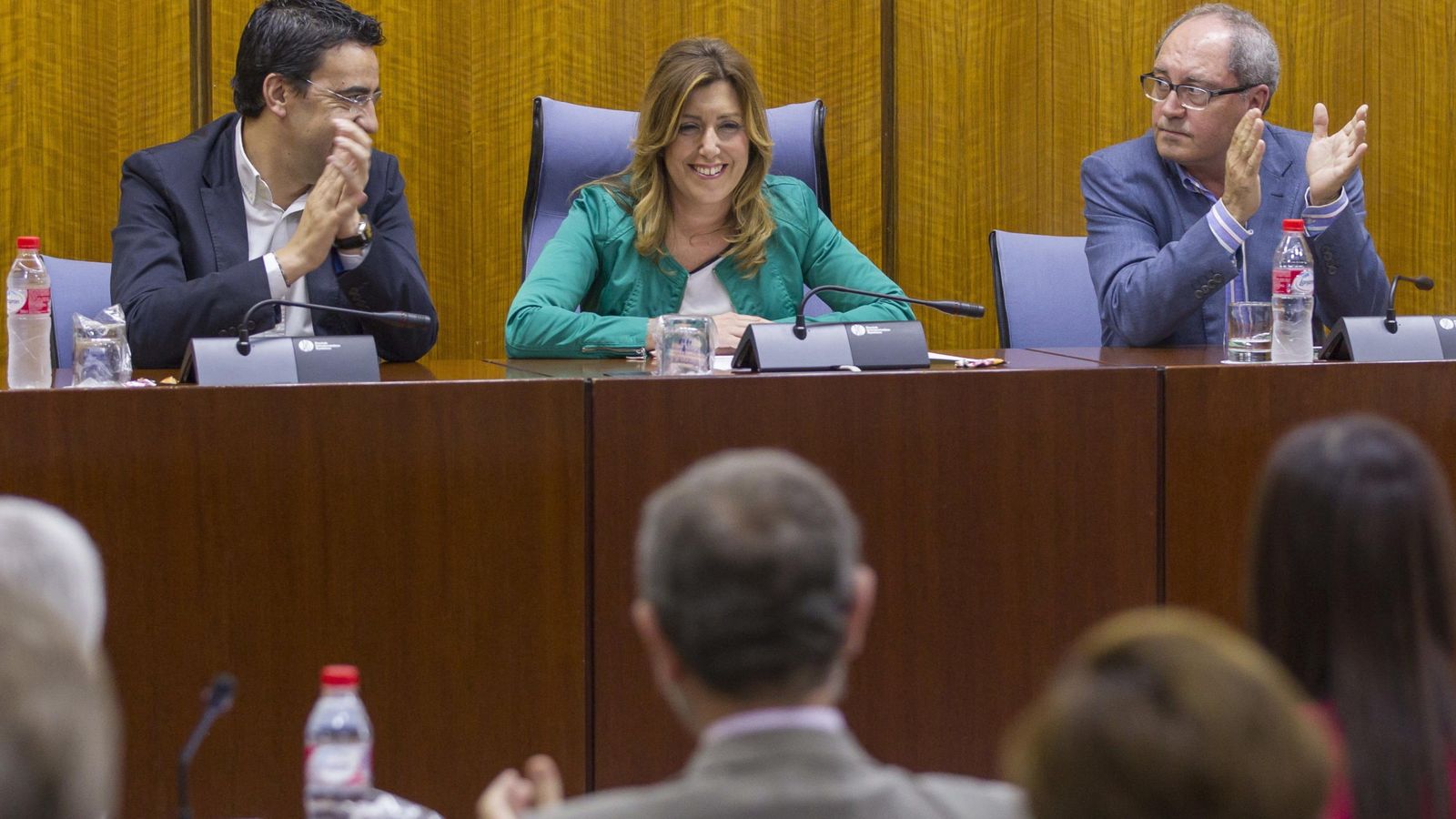 Foto: La presidenta de la Junta y secretaria general del PSOE-A, Susana Díaz, es aplaudida por el secretario de organización, Juan Cornejo (d). (EFE)