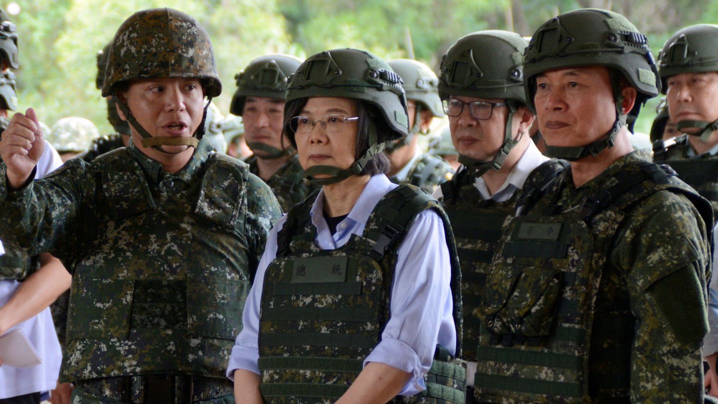 La presidenta de Taiwán, Tsai Ing-wen (en el centro), en una visita al ejército en mayo de 2023. (Reuters)