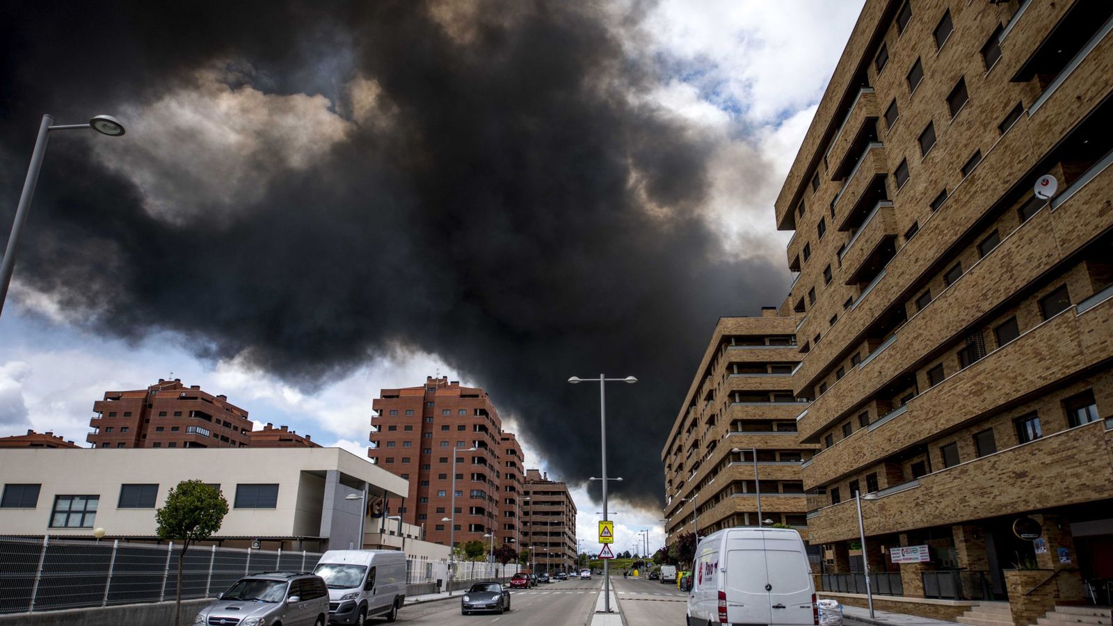 Foto: Columna de humo vista desde la urbanización El Quiñón. (EFE)