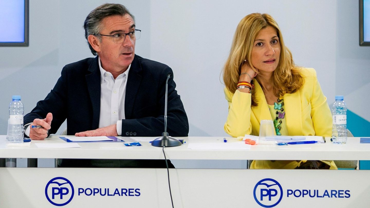 El presidente del PP aragonés y candidato a la presidencia del gobierno autonómico, Luis María Beamonte (i). (EFE)