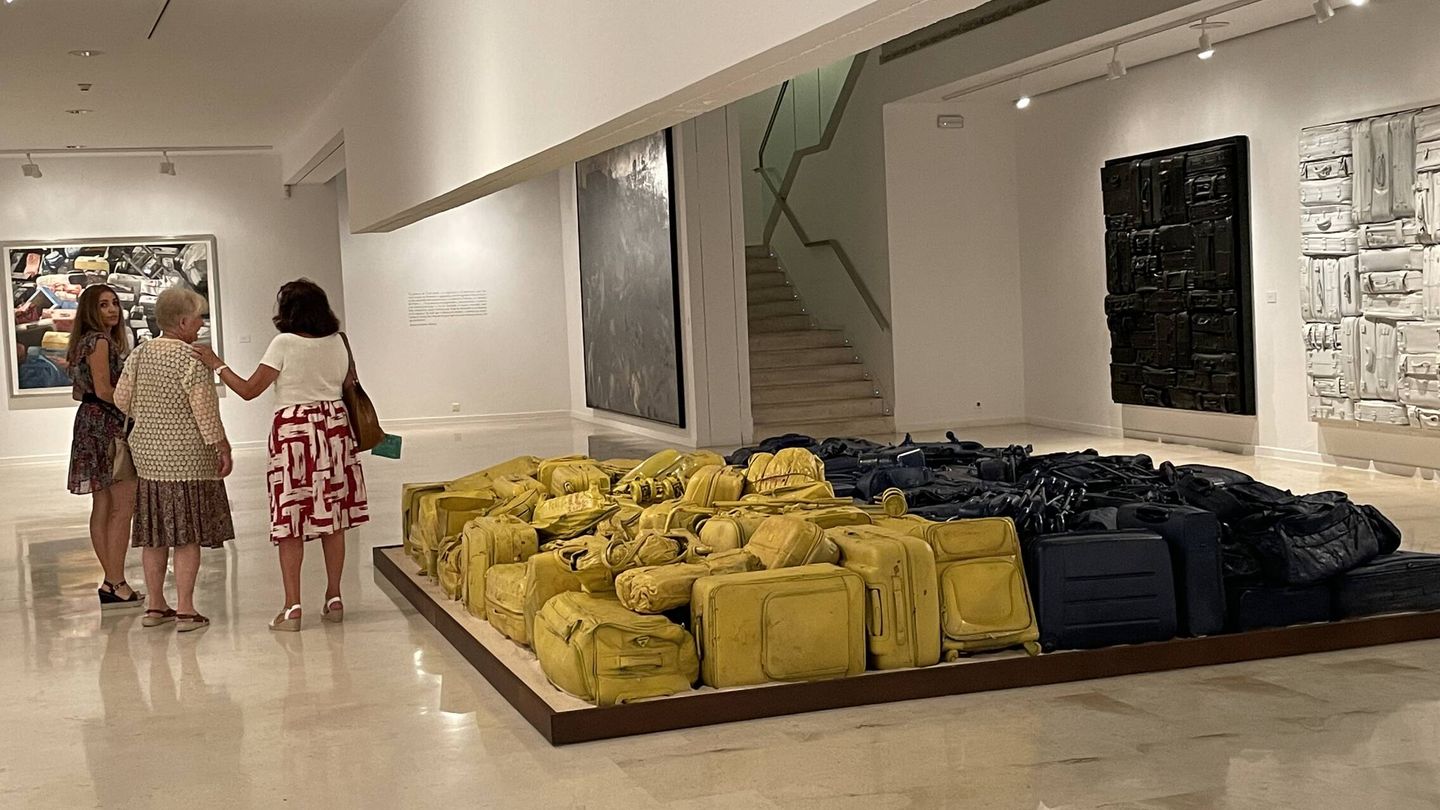 Instalación compuesta por 120 maletas que dibujan la bandera de Ucrania. (A. R.)