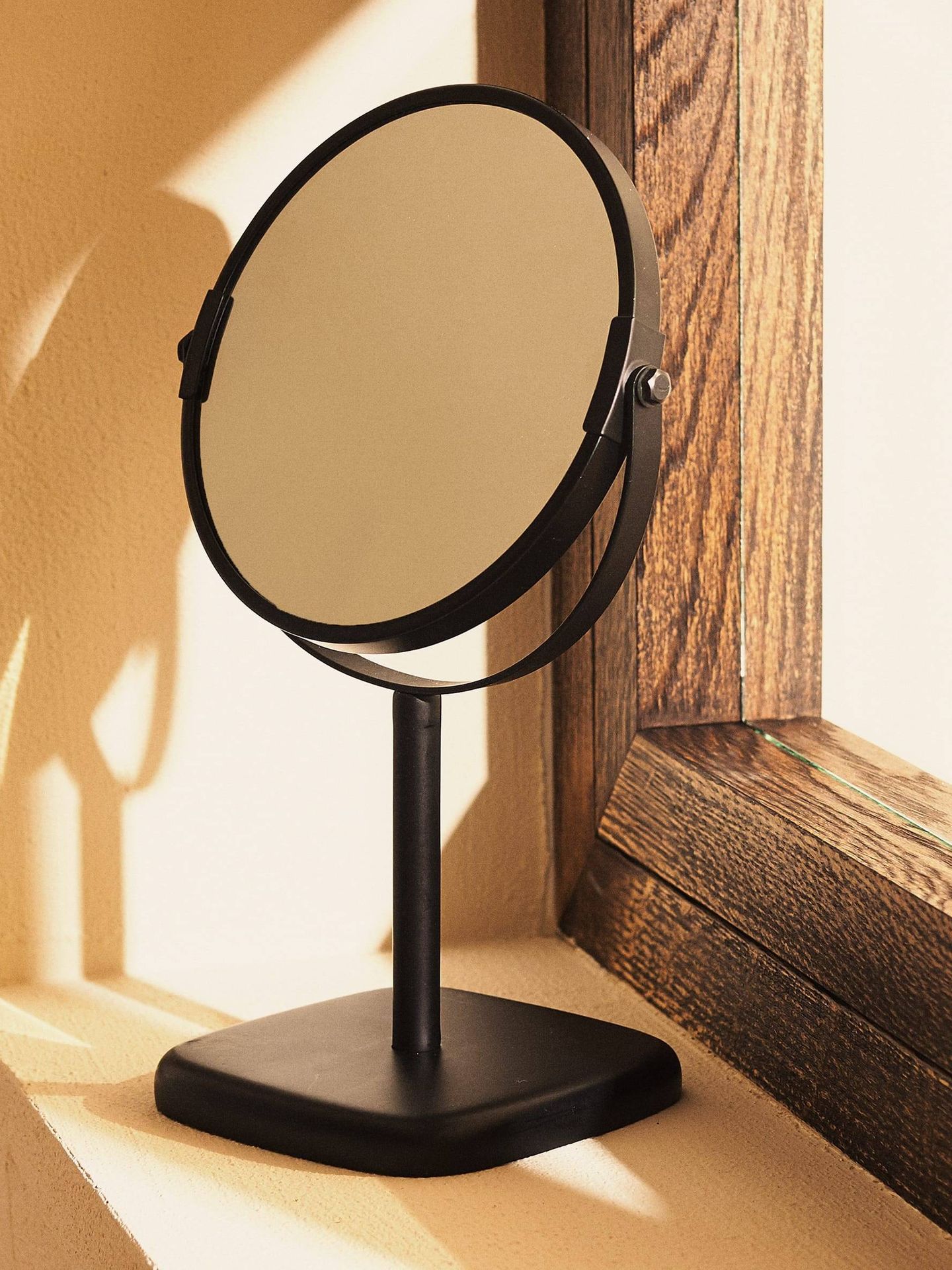 Un espejo, como este de Zara Home, siempre es un buen complemento. (Cortesía)