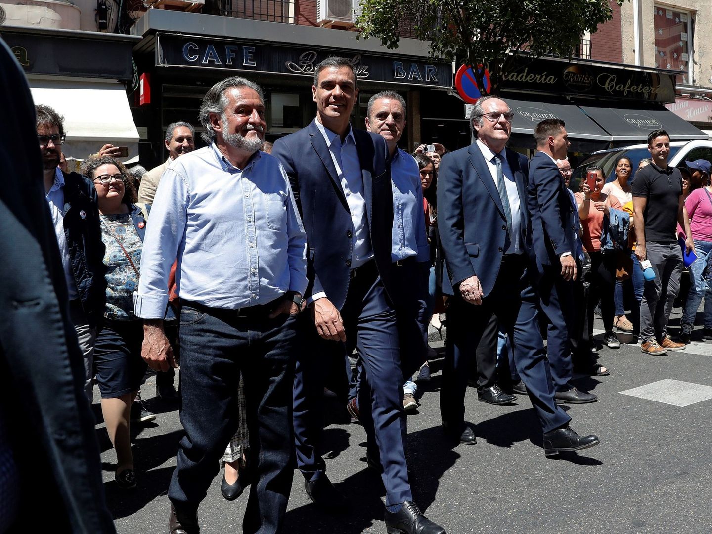 Pedro Sánchez, con Pepu Hernández y Ángel Gabilondo, el pasado 13 de mayo paseando por el distrito madrileño de Vallecas. (EFE)