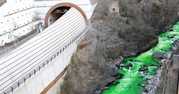 Foto:  El río Valira baja teñido de verde