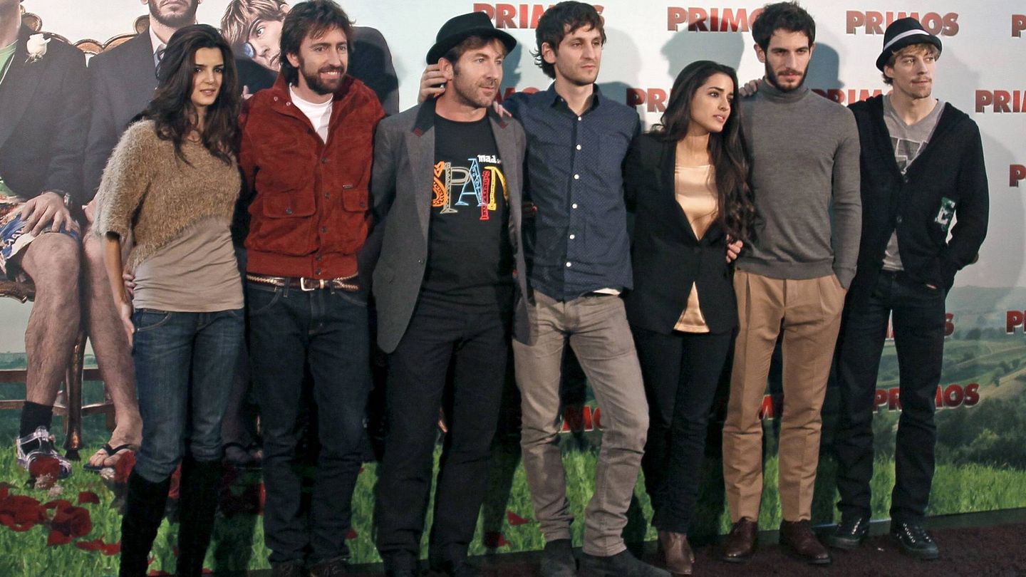 Clara Lago, Antonio de la Torre, Raúl Arévalo, Inma Cuesta, Quim Gutiérrez y Adrián Lastra posan en el estreno de 'Primos'. (EFE/Paco Campos)