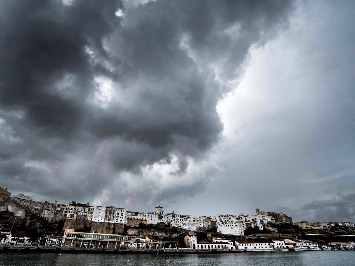 Foto: Cielos muy cargados de tormenta el domingo en el puerto de Mahón, Menorca, el día previo a la entrada de la DANA. (EFE/David Arquimbau)