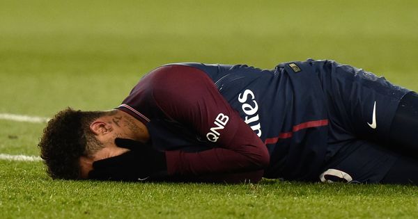 Foto: Neymar se retuerce de dolor en el césped tras su lesión ante el Olympique de Marsella. (Reuters)