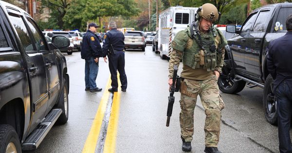 Foto: Un oficial SWAT en las cercanías de la sinagoga de Pittsburgh. (Reuters)