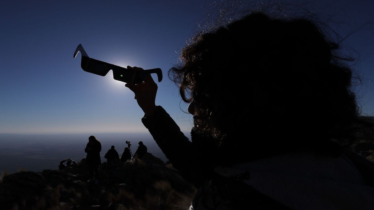 Eclipse parcial de Sol hoy: cuándo y desde dónde ver en España el último eclipse del año