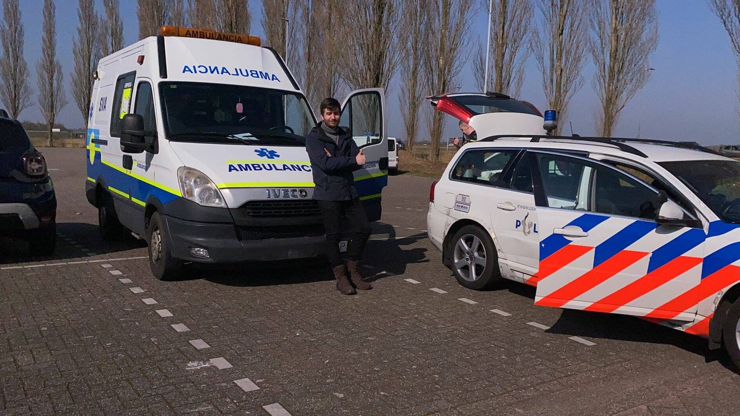 La ambulancia comprada en Zaragoza por la organización Stichting Zeilen van Vrijheid siendo parada por la Policía. (Cedida)