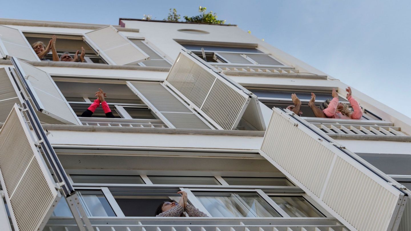 Los vecinos de Santa Cruz de Tenerife salen a los balcones y ventanas de sus casas para aplaudir a los sanitarios que cuidan a los enfermos del coronavirus. (EFE)