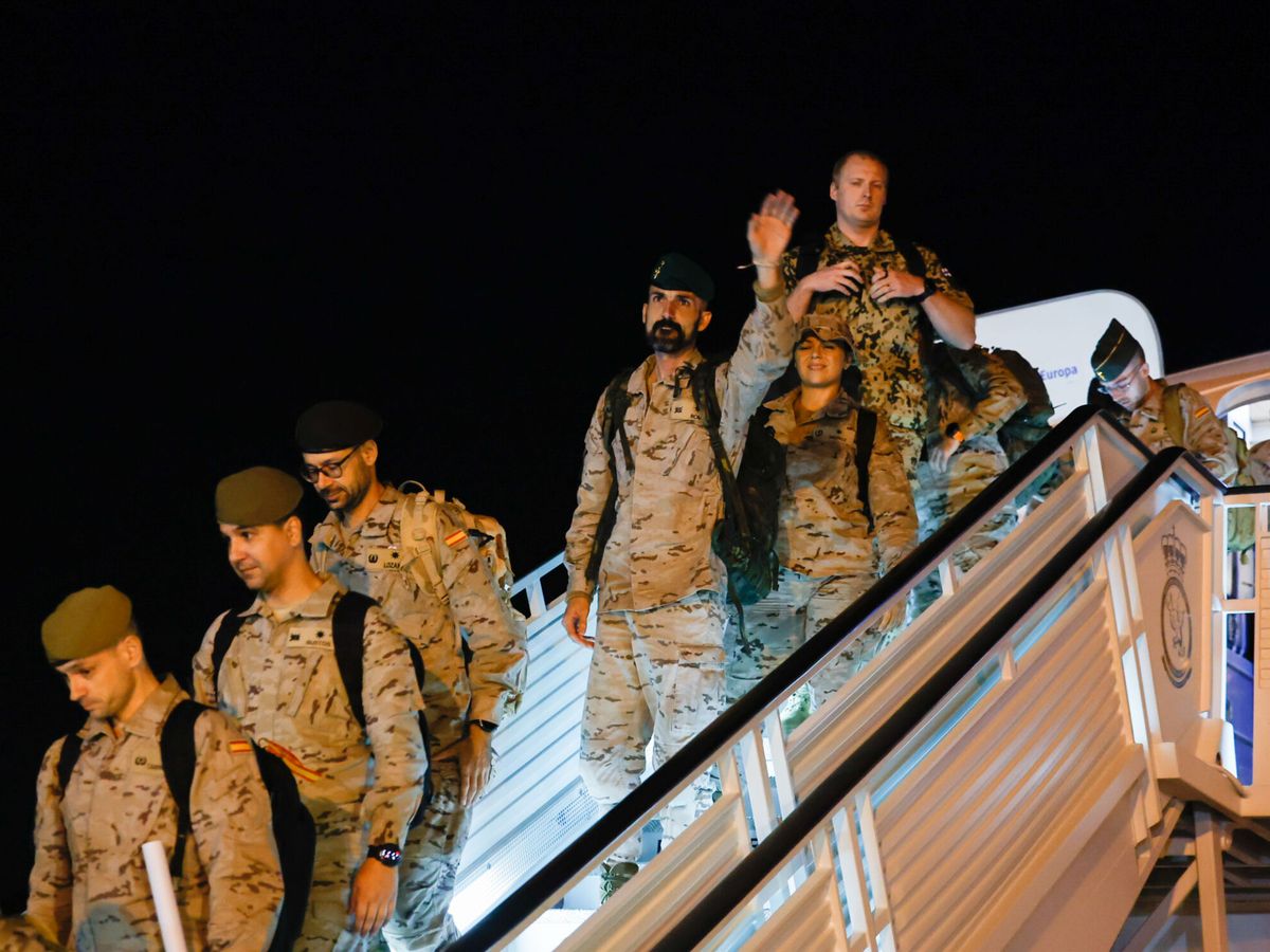 Foto: Los últimos miembros del contingente español de la misión de la Unión Europea en Malí a su llegada a la base aérea de Torrejón de Ardoz. (EFE/Ministerio de Defensa/Marco Romero)