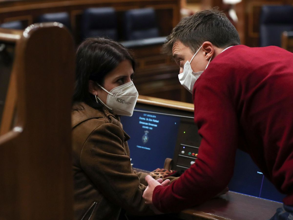 Foto: El líder de Más País, Íñigo Errejón, conversa con la portavoz del PSOE en el Congreso, Adriana Lastra, durante un pleno. (EFE)