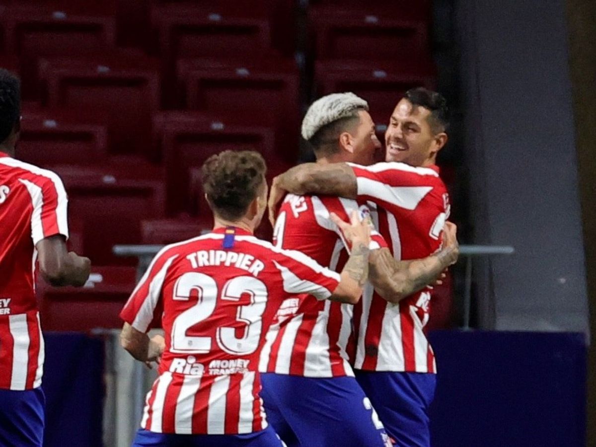 Foto: Vitolo celebra con sus compañeros el gol que le dio la victoria al Atlético en los últimos minutos. (EFE)