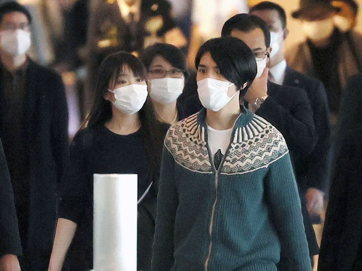 Foto: Mako de Japón y su esposo, Kei Komuro, en el aeropuerto. (EFE/EPA JIJI Press Japan)