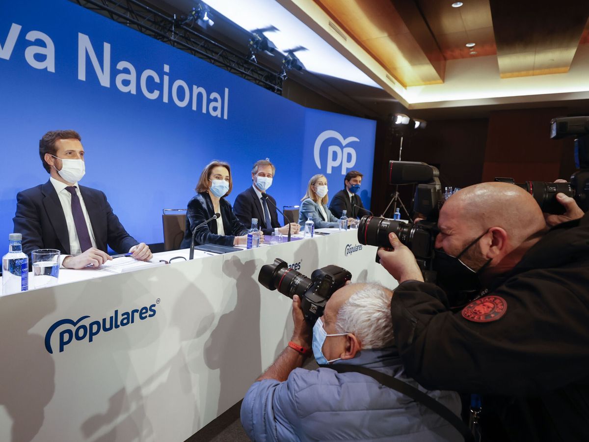 Foto: El líder del Partido Popular, Pablo Casado (i), y la portavoz del partido en el Congreso, Cuca Gamarra (2i), presiden la Junta Directiva Nacional del PP. (EFE/Javier Lizón)