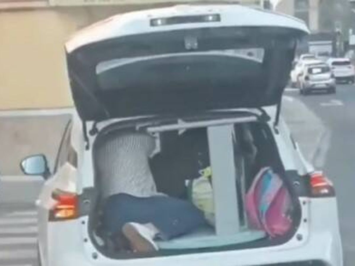 Foto: Una persona pone su vida en peligro al circular dentro de un maletero abierto en Huelva. (Twitter/@SocialDrive_es)