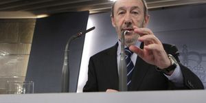 Rajoy y Rubalcaba se dan hasta verano para renovar el TC y elegir el presidente de RTVE