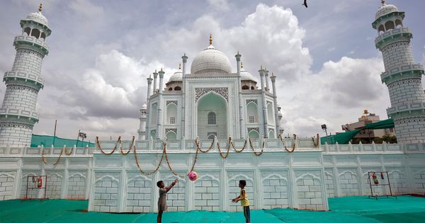 Foto: Niños jugando frente a una réplica del Taj Mahal en Bangalore. (Reuters)