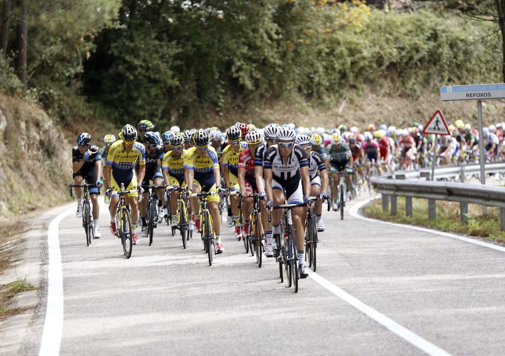 Foto: Imagen del pelotón en una etapa de la Vuelta (EFE)