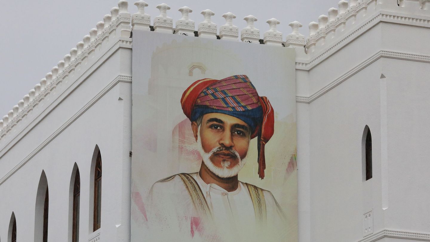 La omnipresente imagen del fallecido sultán de Omán. (Reuters)