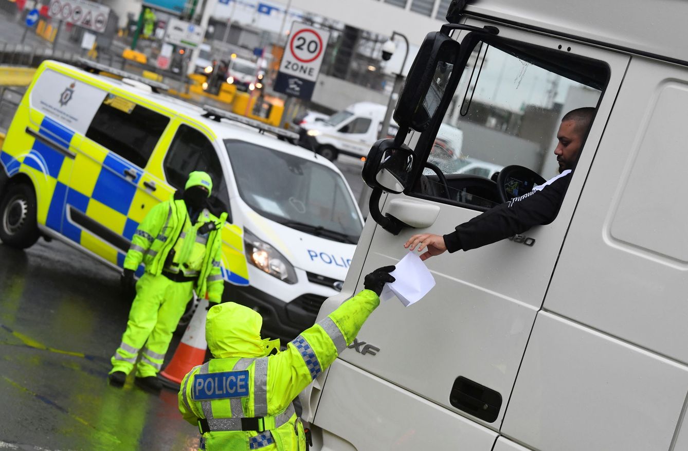 Un agente revisa la documentación de un camionero a su llegada al puerto de Dover. (Reuters)