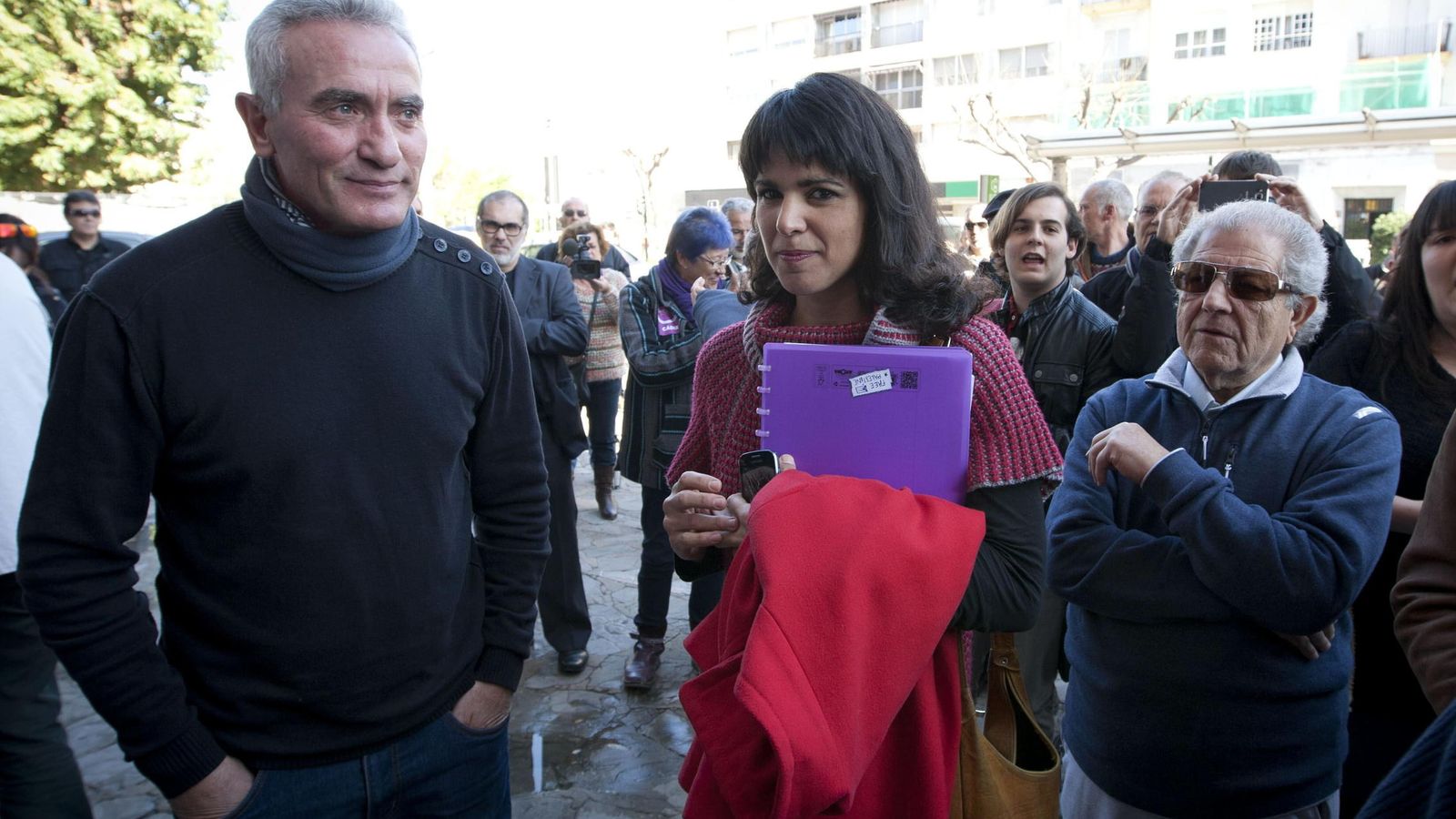Foto: El dirigente de la CUT, Diego Cañamero, y la secretaria general de Podemos en Andalucía, Teresa Rodríguez, en un acto de apoyo a los extrabajadores de Delphi. (EFE)