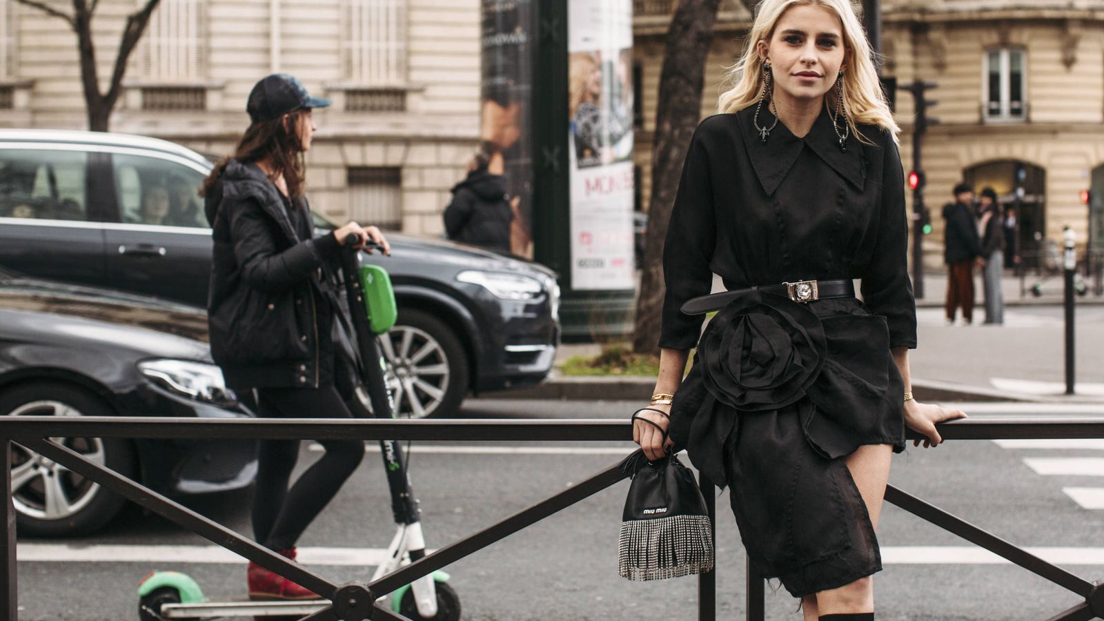 Foto: La influencer Caroline Daur posa en las calles de París con un total look negro. (Imaxtree)