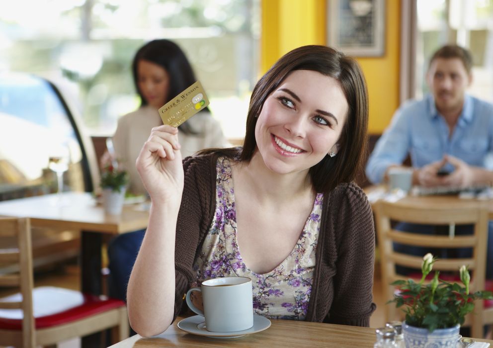 Foto: La tarjeta de crédito evita que sintamos ansiedad, pero también, que gastemos más en comida de lo que debemos. (Corbis)
