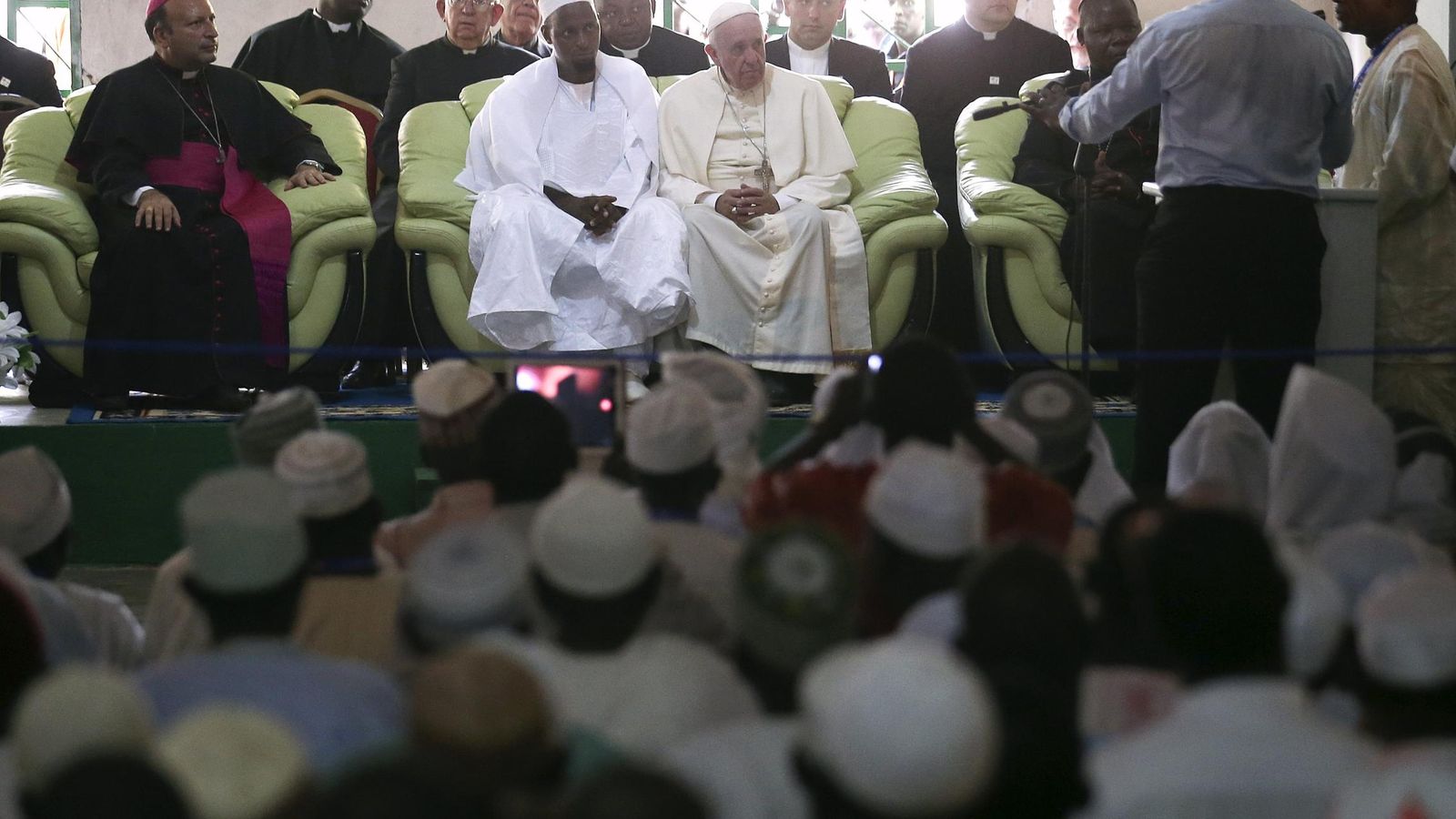 Foto: El papa Francisco en la mezquita de Koudoukou, en Bangui, escenario de matanzas entre cristianos y musulmanes. (Reuters)