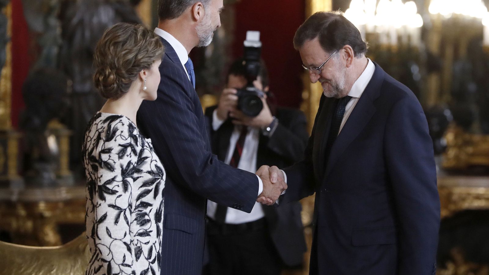 Foto: Los Reyes saludan al presidente del Gobierno en funciones, Mariano Rajoy (d), a su llegada a la tradicional recepción ofrecida hoy en el Palacio Real con motivo del Día de la Fiesta Nacional. (EFE)