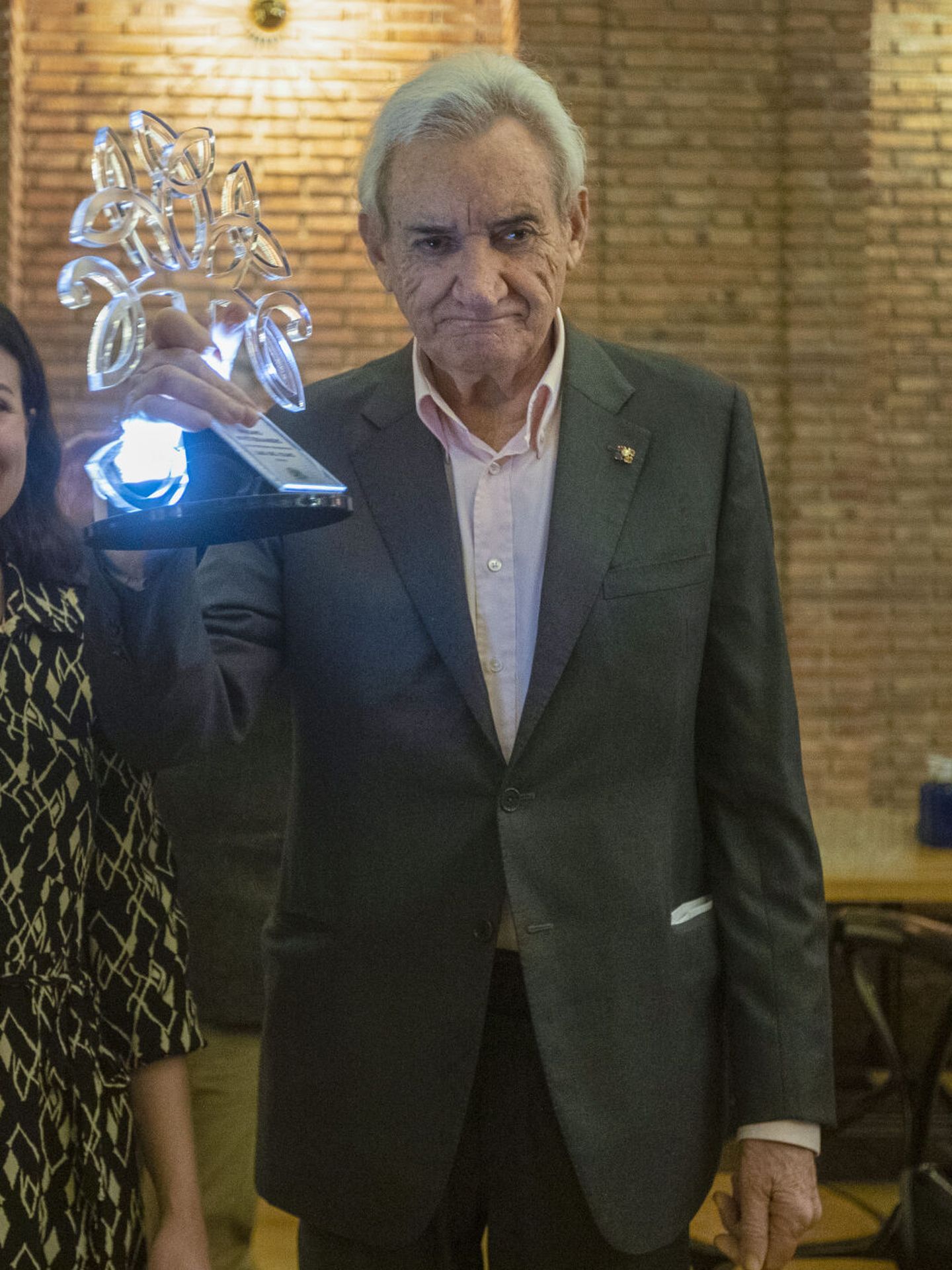 Luis del Olmo recibe el Premio Veteraners del movimiento político 3ª Edad en Acción a su trayectoria en la profesión. (EFE/Marta Pérez) 