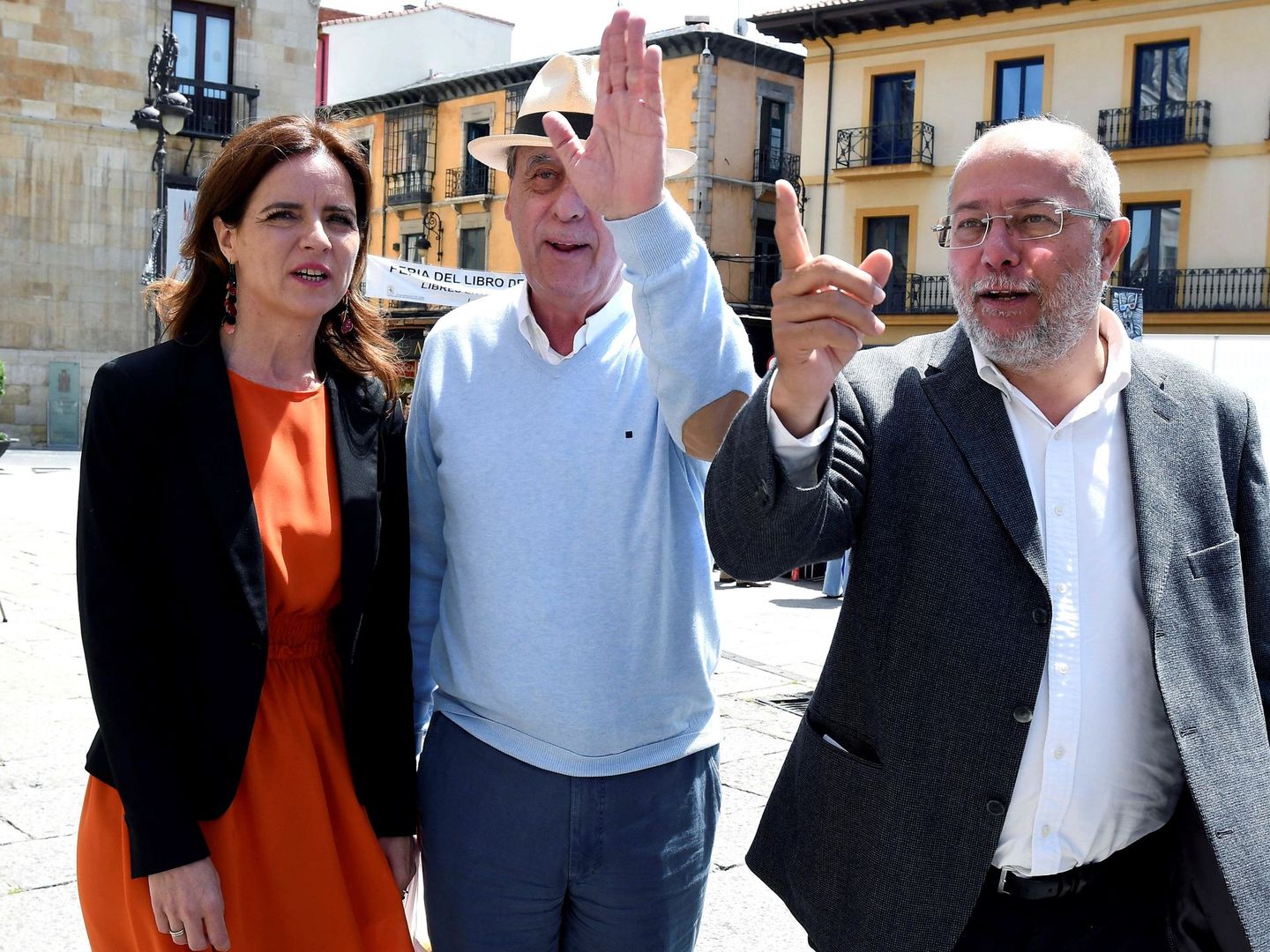 Francisco Igea, candidato de Ciudadanos a la presidencia de la Junta de Castilla y León, acompañado de Ana Carlota Amigo, candidata por León y el exeurodiputado Francisco Sosa Wagner (c).