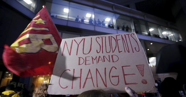 Foto: Estudiantes de EEUU se manifiestan frente a una universidad. (Reuters)
