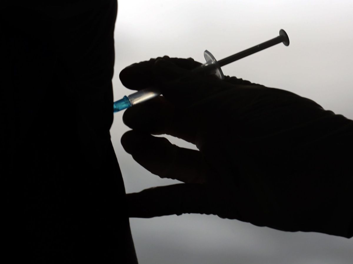 Foto: Una enfermera suministra una dosis de la vacuna contra el coronavirus. (EFE)