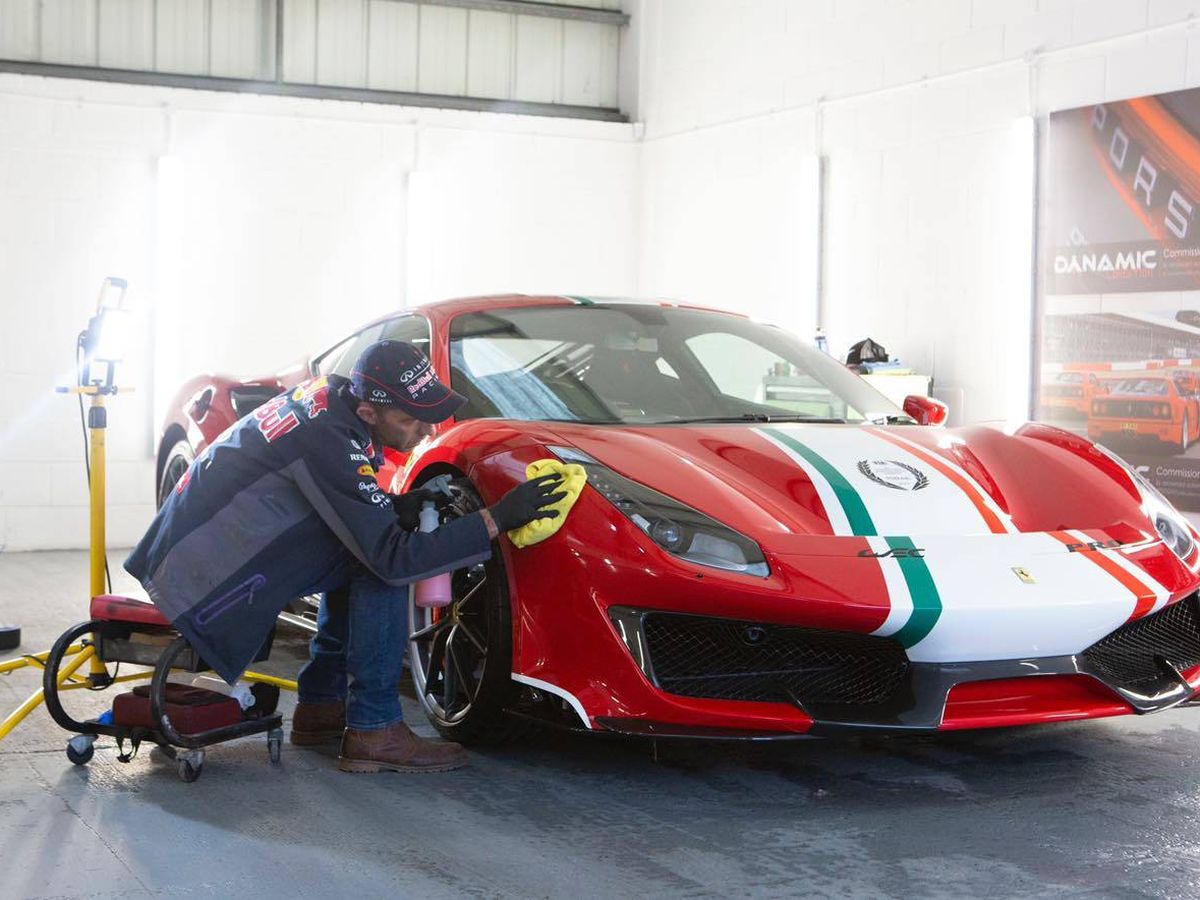 Foto: Brian Hunt, limpiando un Ferrari. Foto: Facebook