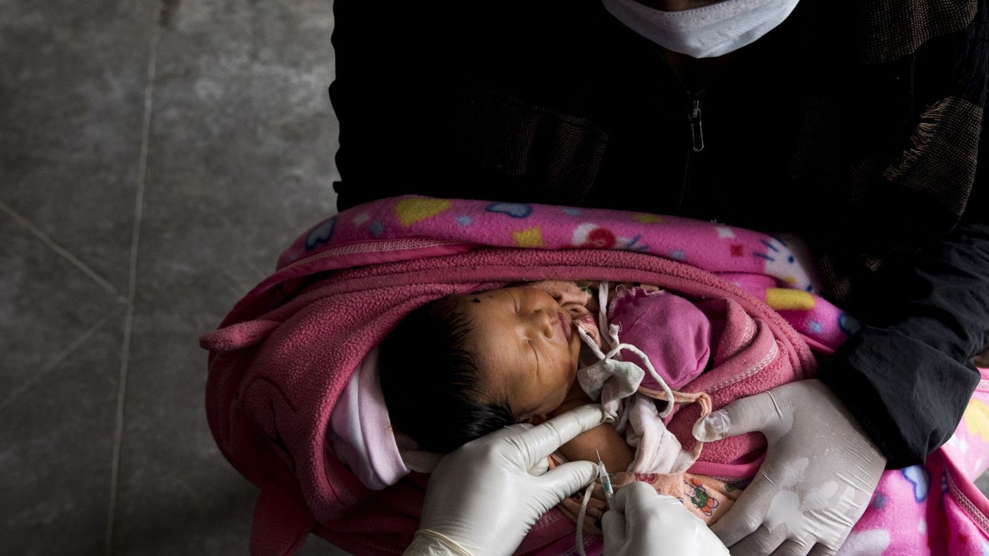 Una campaña de vacunación de bebés en Nepal. (EFE)