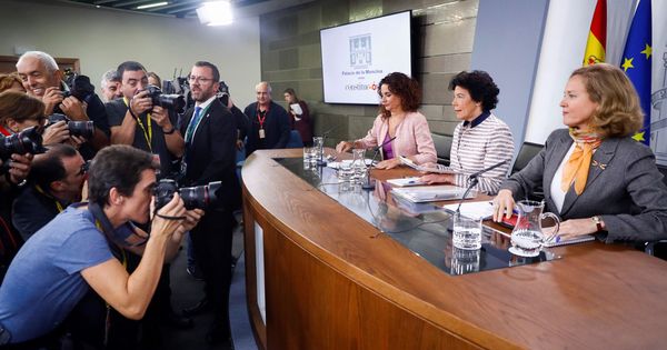 Foto: Las ministras Calviño, Celaá y Montero. (EFE)