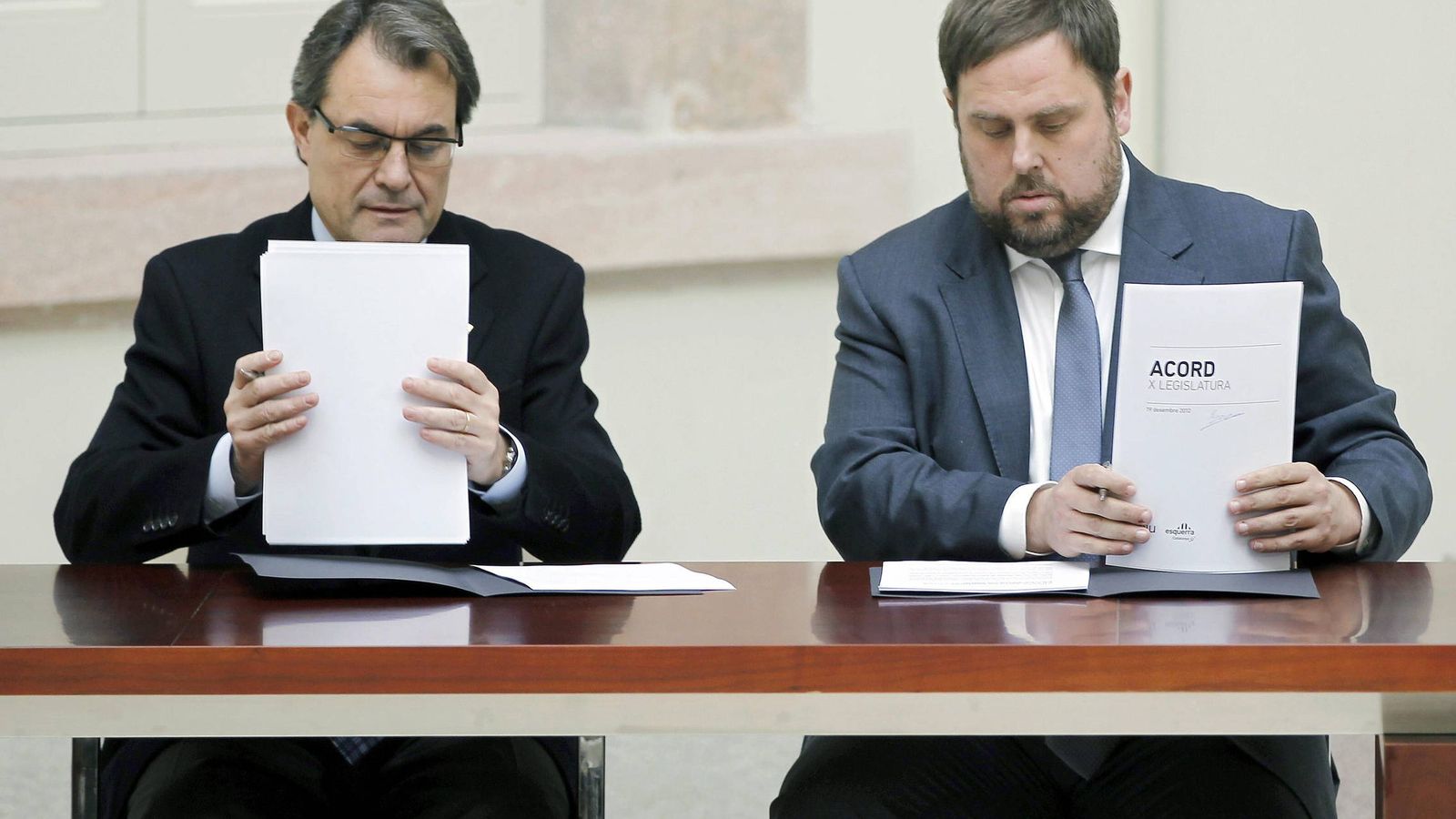 Foto: Artur Mas y Oriol Junqueras, en la firma del acuerdo de gobernabilidad de 2012. (Efe) 