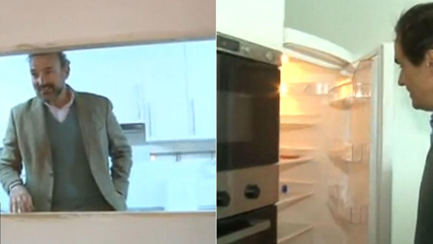 Javier de Soto y Hernando en la cocina del pequeño apartamento (Televisión Española)
