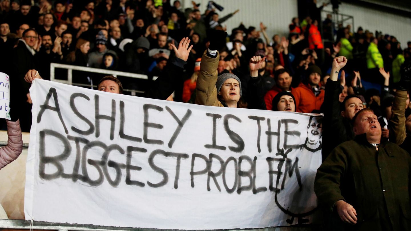 Pancarta de la afición del Newcastle contra Anshley. (Reuters)