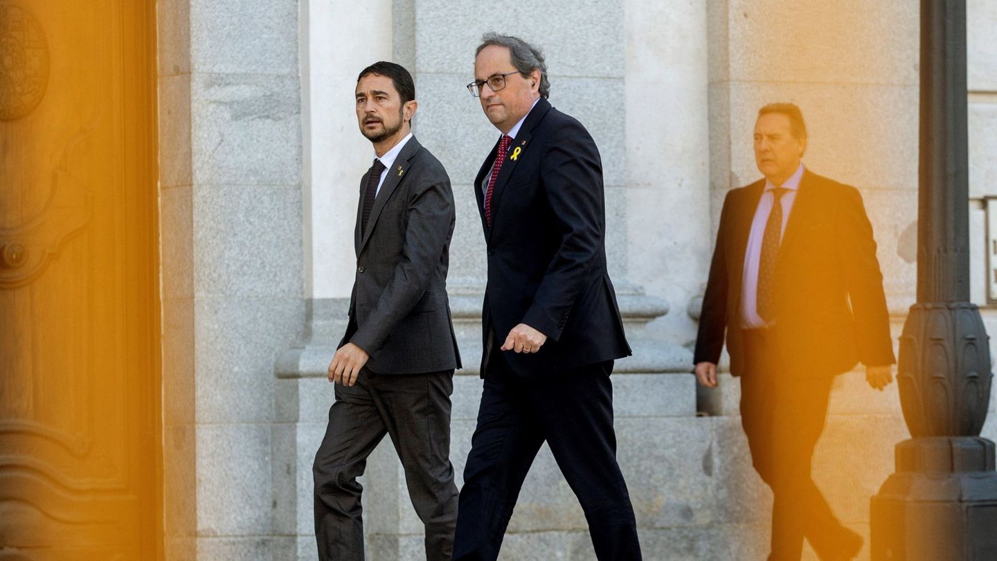 El presidente de la Generalitat, Quim Torra, junto al conseller Damiá Calvet a su regreso al Tribunal Supremo tras la celebración del juicio del 'procés'. (EFE)