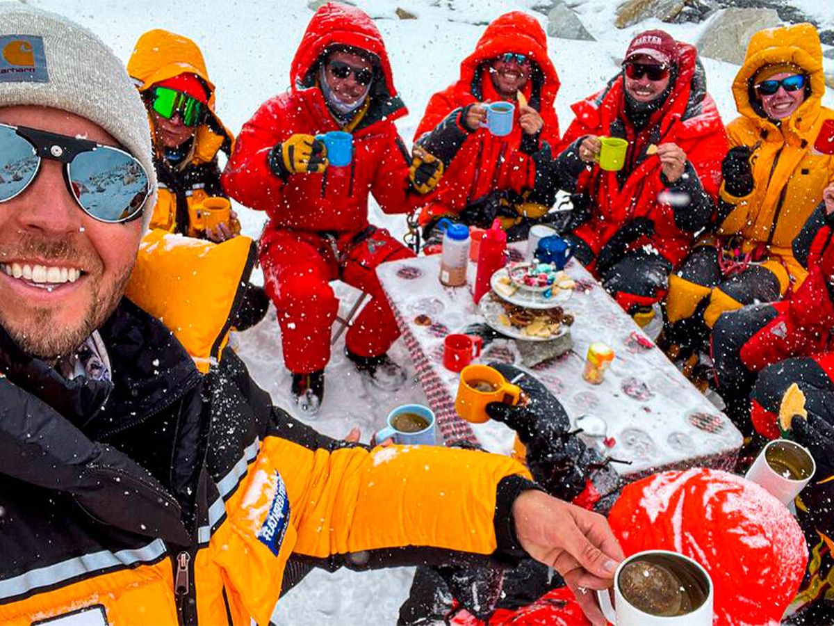 Foto: Una fiesta del té celebrada en el Everest se convierte en récord Guinness (Instagram @andrew_i_hughes)