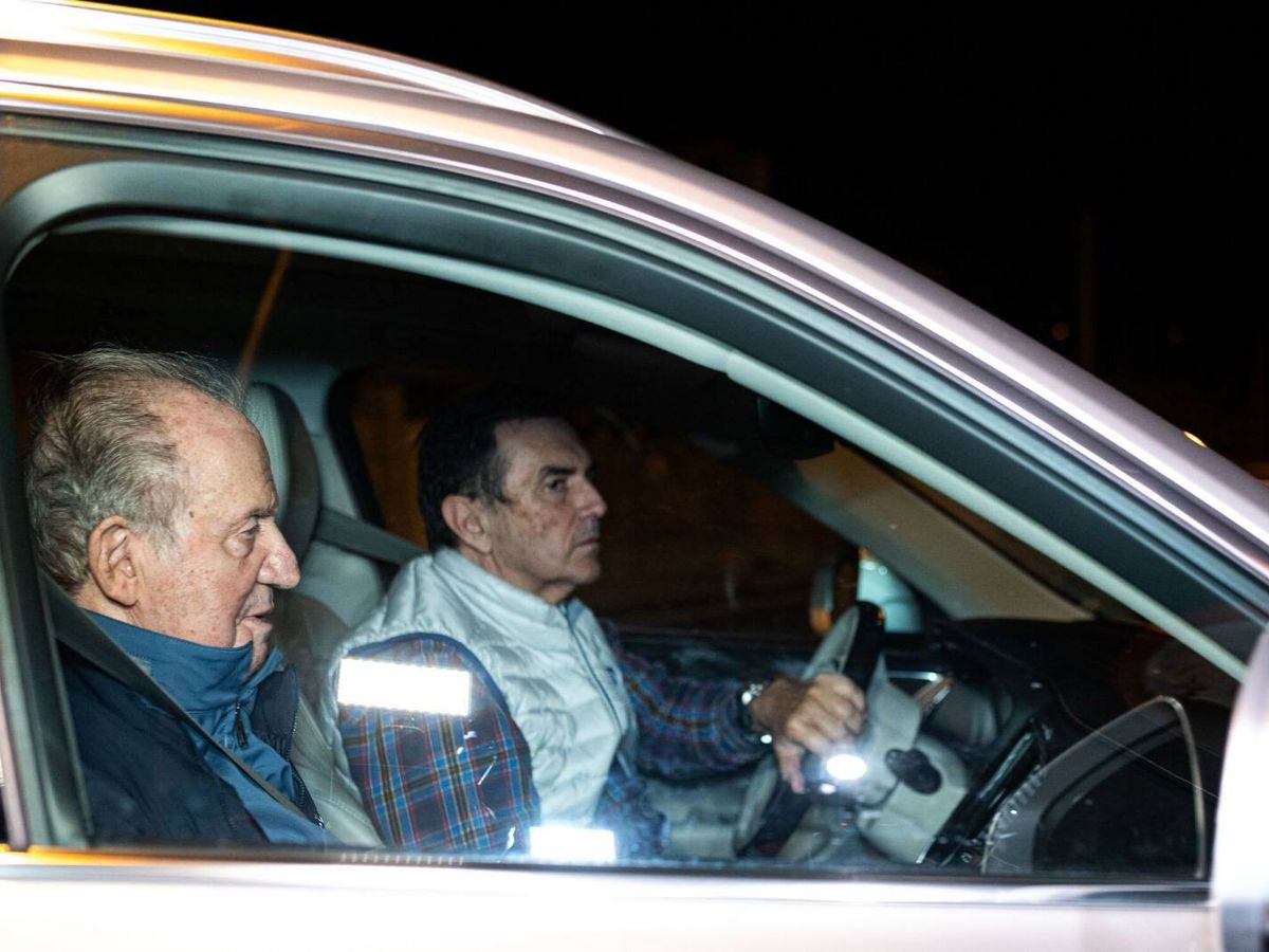 Foto: El rey Juan Carlos, dentro del vehículo que lo recogió hoy. (EP)