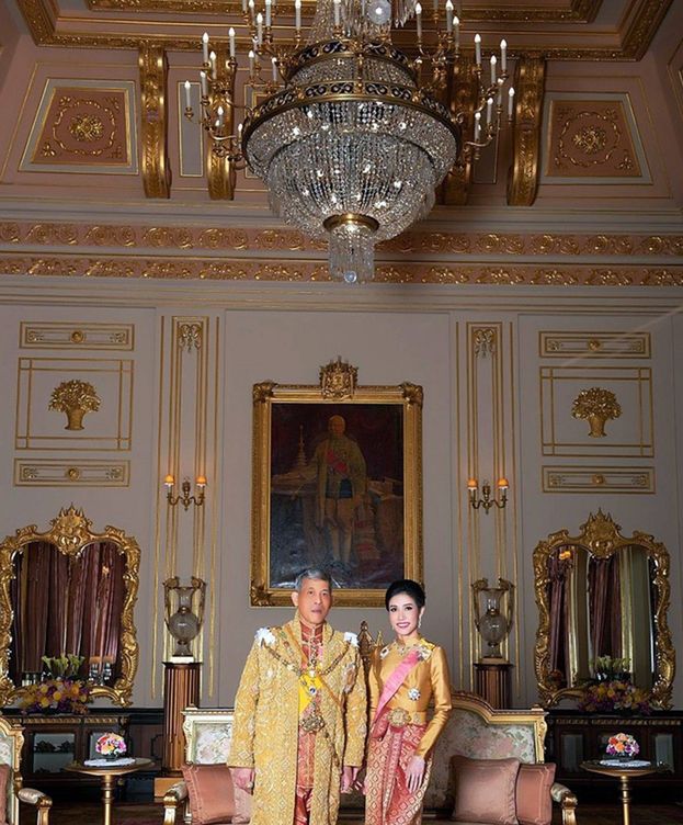 Foto: Rama X y su concubina oficial. (Palacio real de Tailandia)
