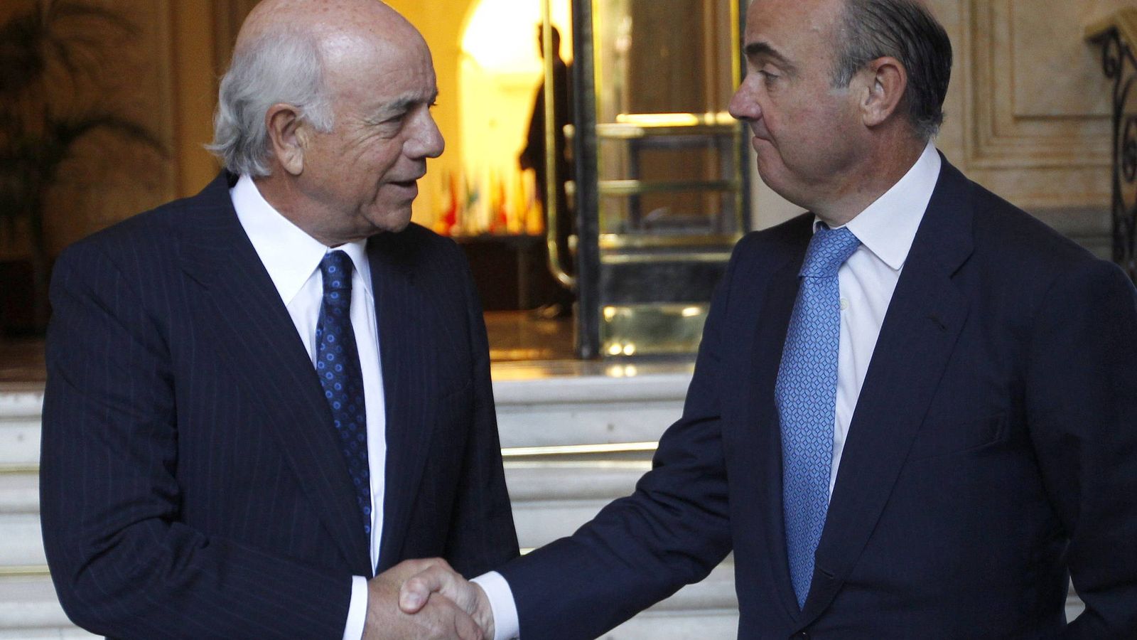 Foto: El ministro de Economía y Competitividad, Luis de Guindos (d), saluda al presidente del BBVA, Francisco González. (EFE)